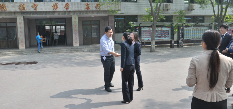 前卫路小学校长与华中领导亲切的握手