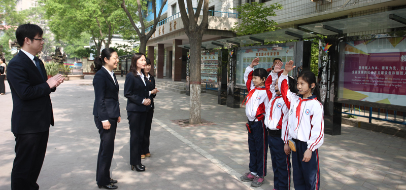 前卫路小学学生代表欢迎华中集团领导亲临校园参观
